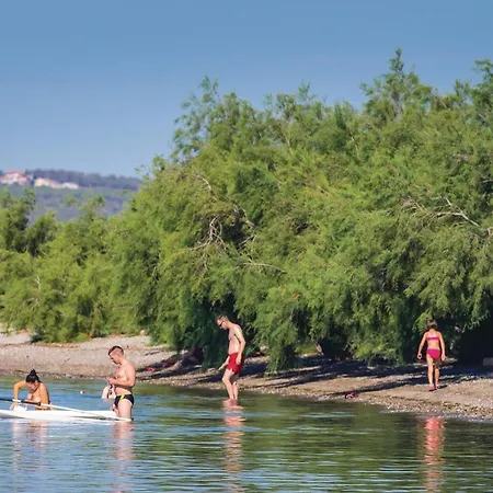 2 Bedroom Beautiful In Dom wakacyjny Starigrad Paklenica