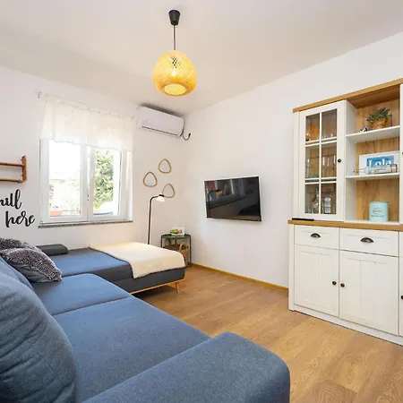 Dom wakacyjny 2 Bedroom Beautiful In Starigrad Paklenica