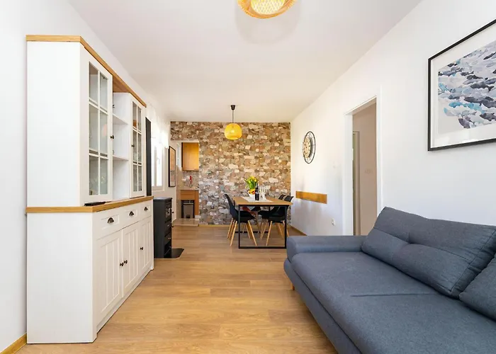 2 Bedroom Beautiful In Дом отдыха Стариград-Пакленица