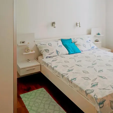 2 Bedroom Beautiful In Holiday home *