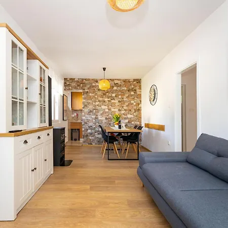 2 Bedroom Beautiful In Prázdninový dům Starigrad Paklenica