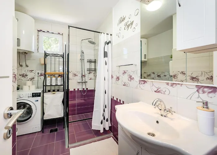 Vikendica 2 Bedroom Beautiful In *