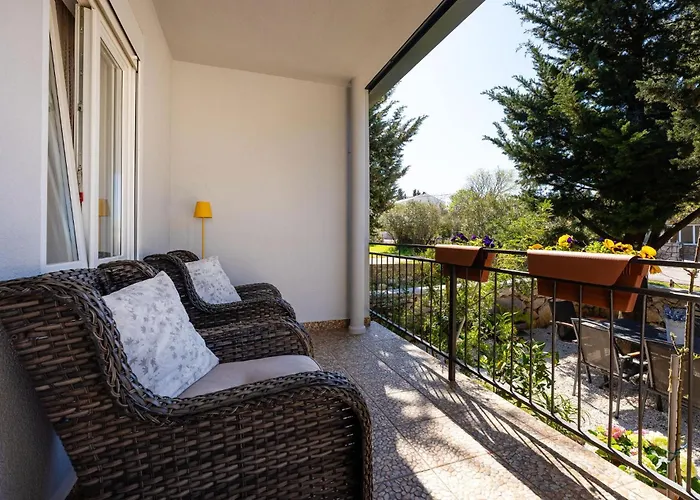 2 Bedroom Beautiful In Vikendica Starigrad Paklenica