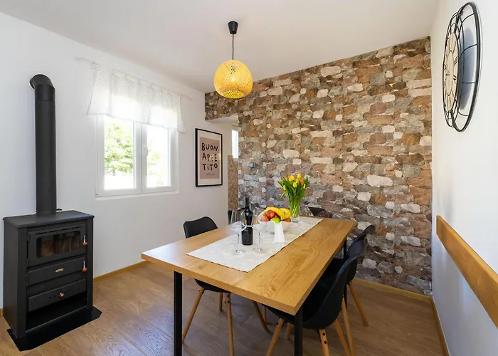 Vikendica 2 Bedroom Beautiful In